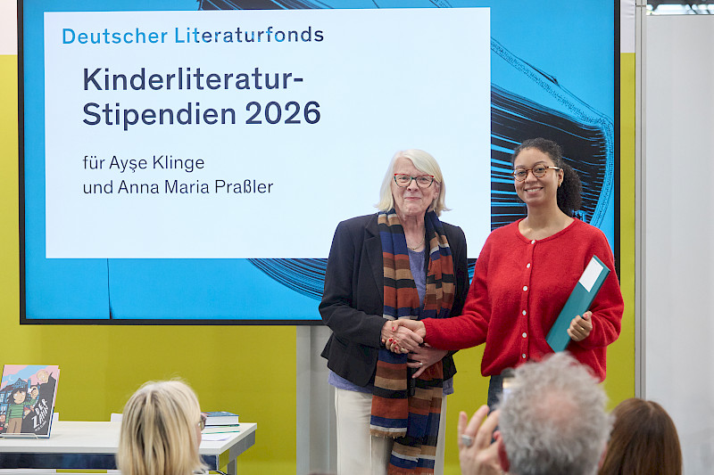 &Uuml;bergabe der Urkunde an Ayşe Klinge durch Regula Venske