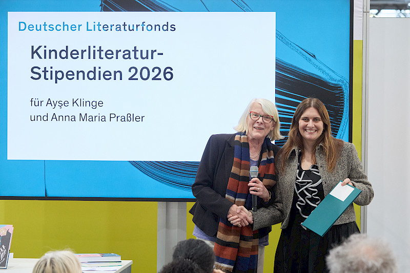 &Uuml;bergabe der Urkunde an Anna Maria Pra&szlig;ler durch Regula Venske