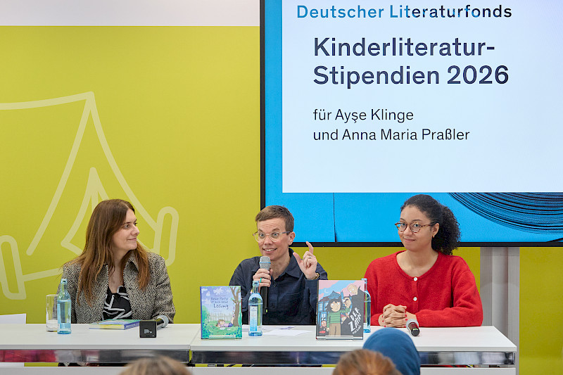 Ayşe Klinge und Anna Maria Pra&szlig;ler im Gespr&auml;ch mit Jurymitglied Ines Dettmann