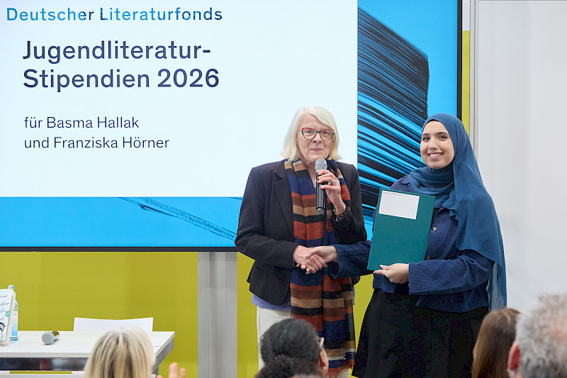 &Uuml;bergabe Der Urkunde an Basma Hallak durch Regula Venske