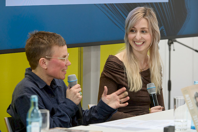 Franziska H&ouml;rner im Gespr&auml;ch mit Jurymitglied Ines Dettmann