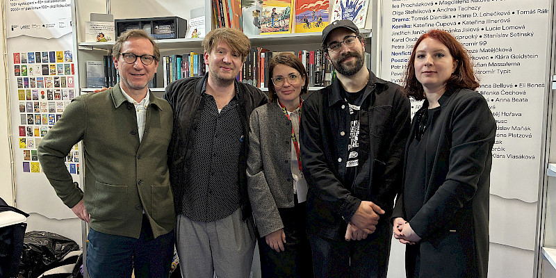 Auf der Book World Praha, v.l.n.r.: Lars Birken-Bertsch (Literaturfonds), Dmitrij Kapitelman, Michala Čičv&aacute;kov&aacute; (CzechLit), Mikael Ross, Slata Roschal;