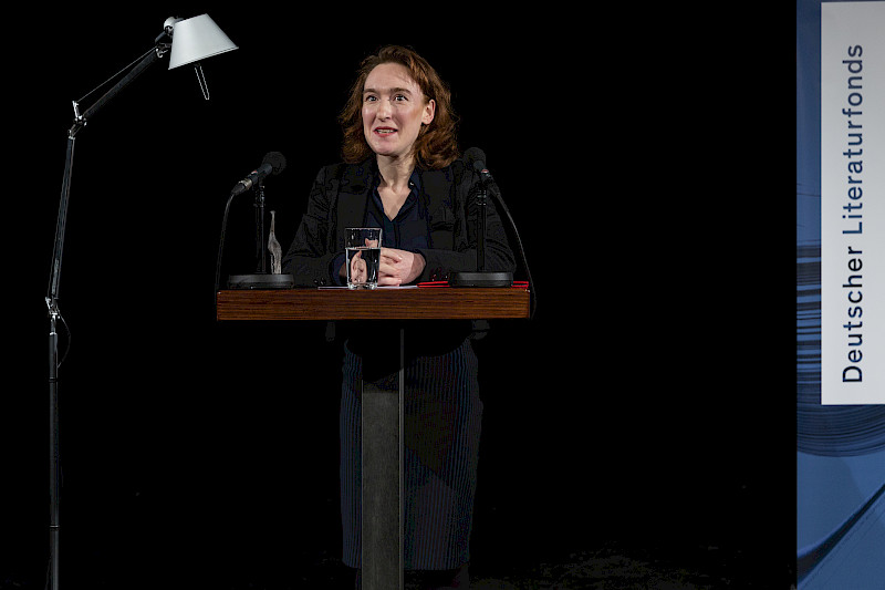 Nora Bossong während ihrer Dankrede bei der Preisverleihung im Theater Moller Haus in Darmstadt