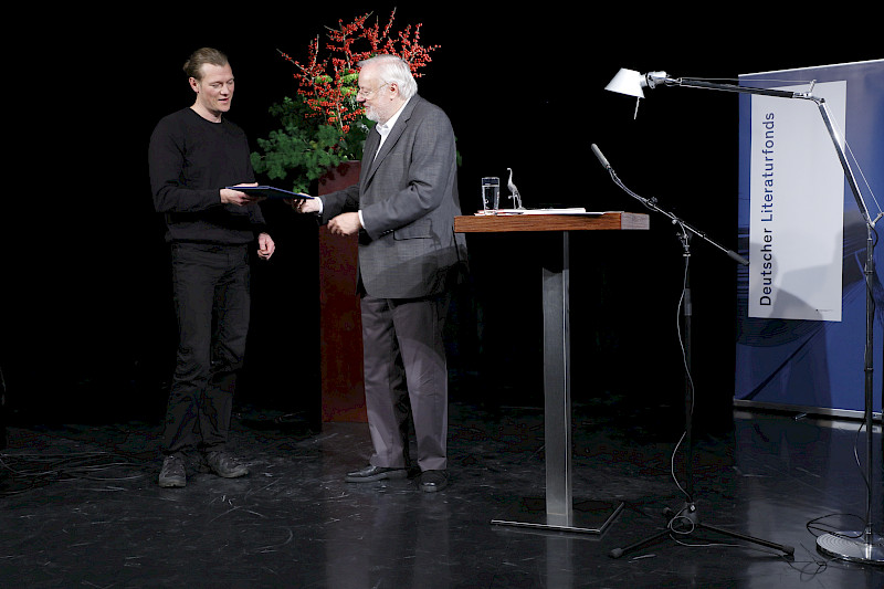 Wend Kässens überreicht Nico Bleutge den Kranichsteiner Literaturpreis 2017 im Theater Moller Haus  in Darmstadt